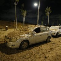 Oštećena vozila u Herzliji u iranskom napadu na Izrael