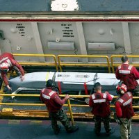 Mornarička inačica AGM-154 na jednom od američkih nosača zrakoplova