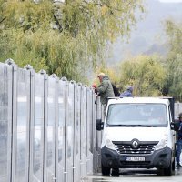 Hrvatska Kostajnica: Postavljene montažne barijere zbog visokog vodostaja Une