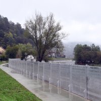 Hrvatska Kostajnica: Postavljene montažne barijere zbog visokog vodostaja Une