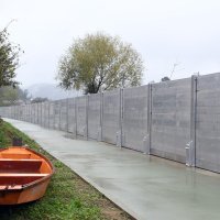 Hrvatska Kostajnica: Postavljene montažne barijere zbog visokog vodostaja Une