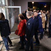 Okupljanje roditelja ispred osnovne škole Savski Gaj