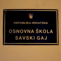 Okupljanje roditelja ispred osnovne škole Savski Gaj