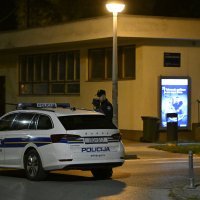 Policijski očevid nakon propucavanja stakla na Domu zdravlja na Knežiji