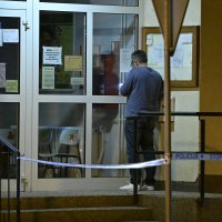 Policijski očevid nakon propucavanja stakla na Domu zdravlja na Knežiji