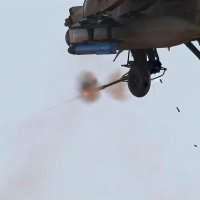 Ranija inačia topa M230LF na jurišnom helikopteru AH-64 Apache