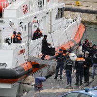 Migranti vraćeni iz Albanije stižu u Bari gdje ih odvode u centar za azilante