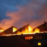 Veliki požar na prostoru bivše tvornice Cetinka u Trilju