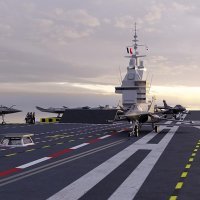 Pogled na palubu budućeg nosača s prepoznatljivim francuskim oznakama za slijetanje