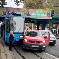 Sudar tramvaja i dostavnog vozila na Savskoj cesti u Zagrebu