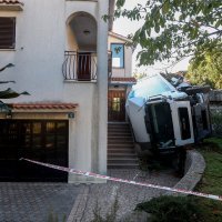 Kamion u Rijeci sletio s ceste u dvorište kuće