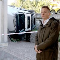 Kamion u Rijeci sletio s ceste u dvorište kuće