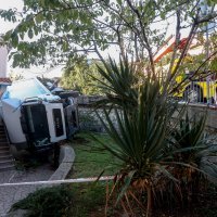 Kamion u Rijeci sletio s ceste u dvorište kuće