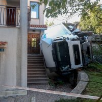 Kamion u Rijeci sletio s ceste u dvorište kuće