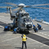 Brazilski Caracal slijeće na nosač helikoptera Atlantico