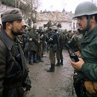 Pripadnik srpske paravojske podnosi izvješće kapetanu JNA Miroslavu Radiću