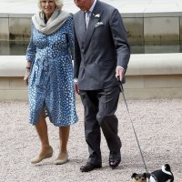 Kraljica Camilla i kralj Charles sa psom