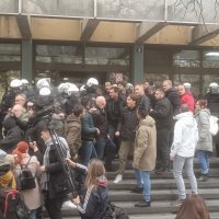 Oporba blokirala ulaz u zgrade