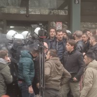 Oporba blokirala ulaz u zgrade