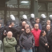 Oporba blokirala ulaz u zgrade