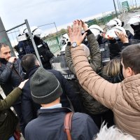 Beograd: Građani pokušali probiti kordon policije na Starom savskom mostu