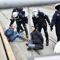 Beograd: Građani pokušali probiti kordon policije na Starom savskom mostu