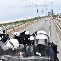 Beograd: Građani pokušali probiti kordon policije na Starom savskom mostu