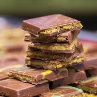 Ljudi stoje u redu ispred Lindtove trgovine u Njemačkoj kako bi kupili Dubai-čokoladu