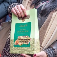 Ljudi stoje u redu ispred Lindtove trgovine u Njemačkoj kako bi kupili Dubai-čokoladu