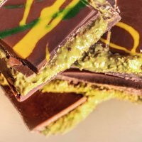 Ljudi stoje u redu ispred Lindtove trgovine u Njemačkoj kako bi kupili Dubai-čokoladu