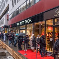 Ljudi stoje u redu ispred Lindtove trgovine u Njemačkoj kako bi kupili Dubai-čokoladu