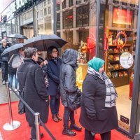 Ljudi stoje u redu ispred Lindtove trgovine u Njemačkoj kako bi kupili Dubai-čokoladu