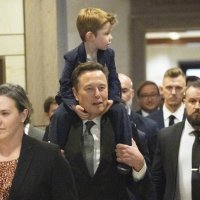 Elon Musk sa sinom X-om