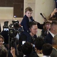 Elon Musk sa sinom X-om