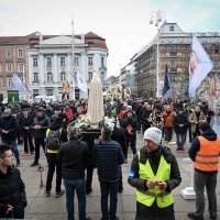Molitva i protuprosvjed na Trgu bana Jelačića