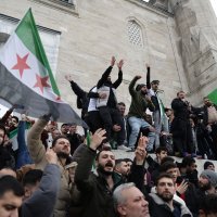 Pristaše sirijske oporbe koji žive u Turskoj slave pobunjeničko preuzimanje Damaska u džamiji Fatih u Istanbulu