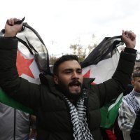 Pristaše sirijske oporbe koji žive u Turskoj slave pobunjeničko preuzimanje Damaska u džamiji Fatih u Istanbulu