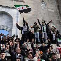 Pristaše sirijske oporbe koji žive u Turskoj slave pobunjeničko preuzimanje Damaska u džamiji Fatih u Istanbulu
