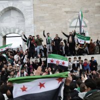 Pristaše sirijske oporbe koji žive u Turskoj slave pobunjeničko preuzimanje Damaska u džamiji Fatih u Istanbulu