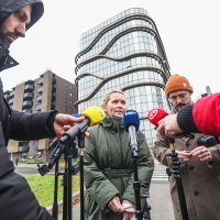 Ivana Kekin ispred privatne klinike Dragana Primorca održala presicu o privatizaciji zdravstva