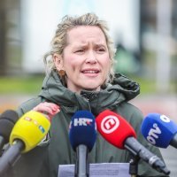 Ivana Kekin ispred privatne klinike Dragana Primorca održala presicu o privatizaciji zdravstva