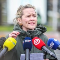 Ivana Kekin ispred privatne klinike Dragana Primorca održala presicu o privatizaciji zdravstva