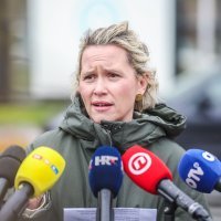 Ivana Kekin ispred privatne klinike Dragana Primorca održala presicu o privatizaciji zdravstva