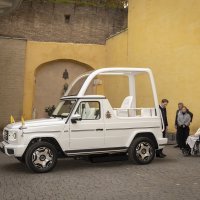 Papa Franjo dobio prvi električni 'papamobil' od Mercedes-Benza: G580 s EQ tehnologijom
