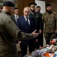 Ramzan Kadirov i Vladimir Putin u obilasku čečenskih vojnih postrojbi