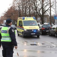 Hitna služba helikopterom odvozi ozlijeđenu osobu iz OŠ Prečko