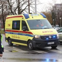 Hitna služba helikopterom odvozi ozlijeđenu osobu iz OŠ Prečko