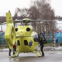 Hitna služba helikopterom odvozi ozlijeđenu osobu iz OŠ Prečko
