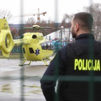 Hitna služba helikopterom odvozi ozlijeđenu osobu iz OŠ Prečko