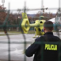 Hitna služba helikopterom odvozi ozlijeđenu osobu iz OŠ Prečko